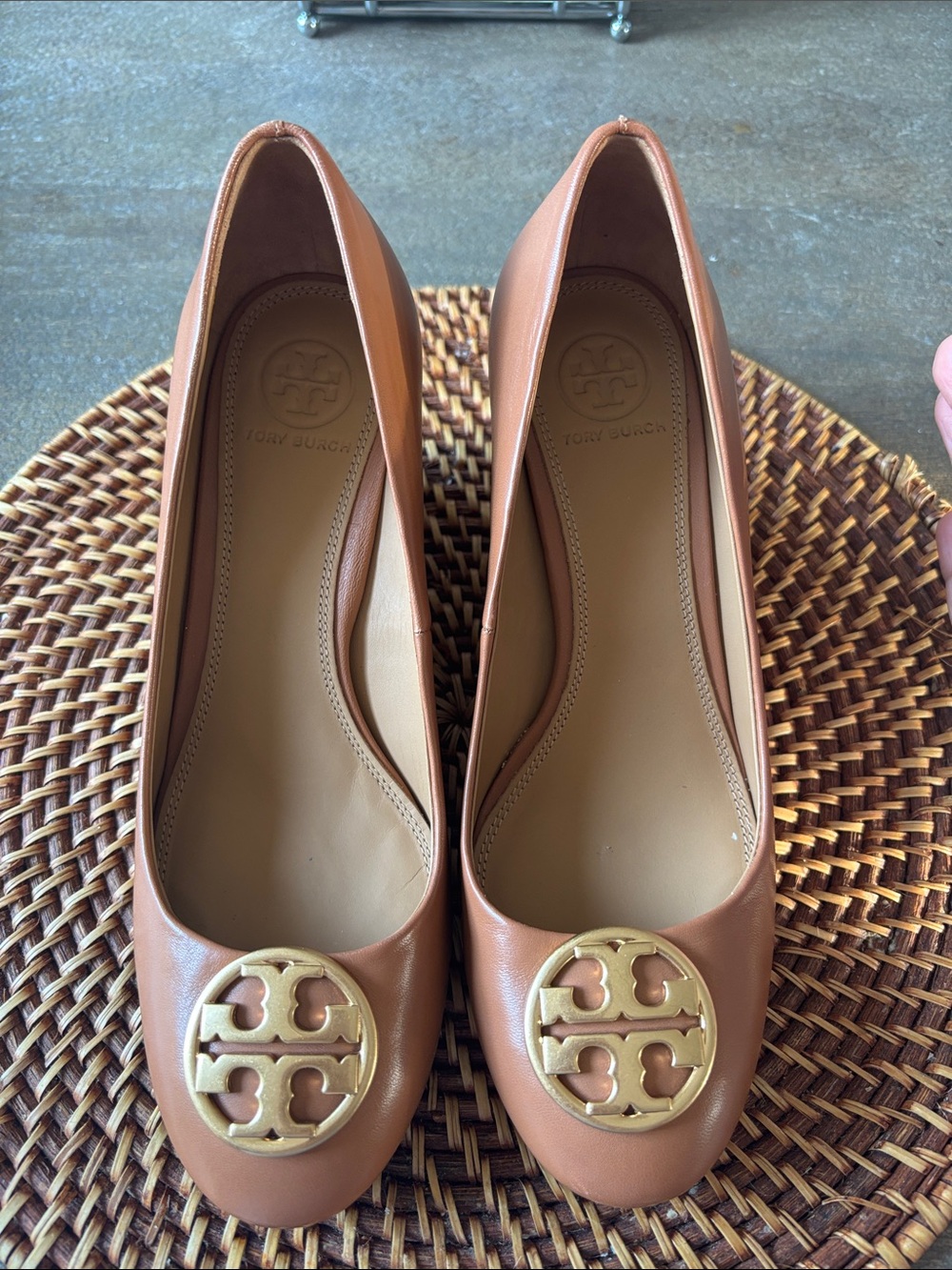 Tory Burch Tan Leather Pumps with Gold Logo Size 7